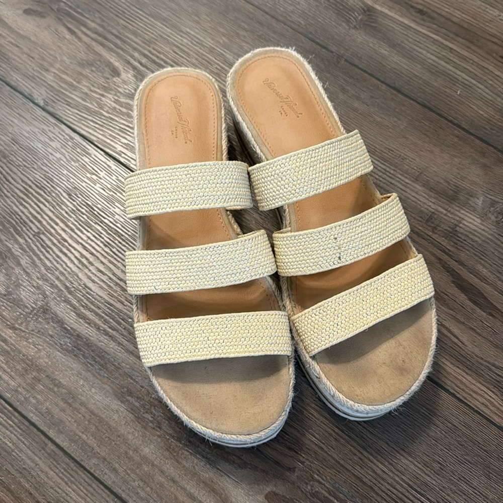 Size 8 Universal Thread Platform Sandals